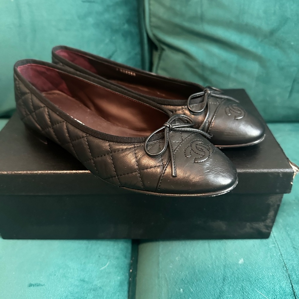 Chanel quilted leather cap toe ballet flats size EU 38 in black.